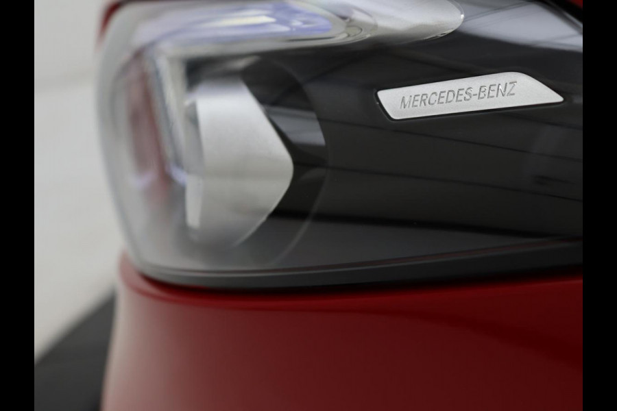 Mercedes-Benz A-Klasse 200 AMG Night | Panoramadak | Stoelverwarming | Carplay | Camera | Keyless | Memory | Sfeerverlichting | Widescreen | Leder/Alcantara | Navigatie | Park Assist