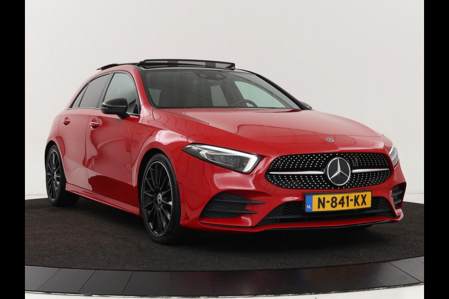 Mercedes-Benz A-Klasse 200 AMG Night | Panoramadak | Stoelverwarming | Carplay | Camera | Keyless | Memory | Sfeerverlichting | Widescreen | Leder/Alcantara | Navigatie | Park Assist
