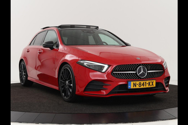 Mercedes-Benz A-Klasse 200 AMG Night | Panoramadak | Stoelverwarming | Carplay | Camera | Keyless | Memory | Sfeerverlichting | Widescreen | Leder/Alcantara | Navigatie | Park Assist