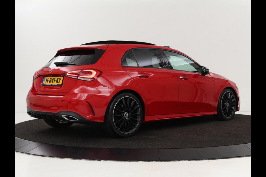 Mercedes-Benz A-Klasse 200 AMG Night | Panoramadak | Stoelverwarming | Carplay | Camera | Keyless | Memory | Sfeerverlichting | Widescreen | Leder/Alcantara | Navigatie | Park Assist