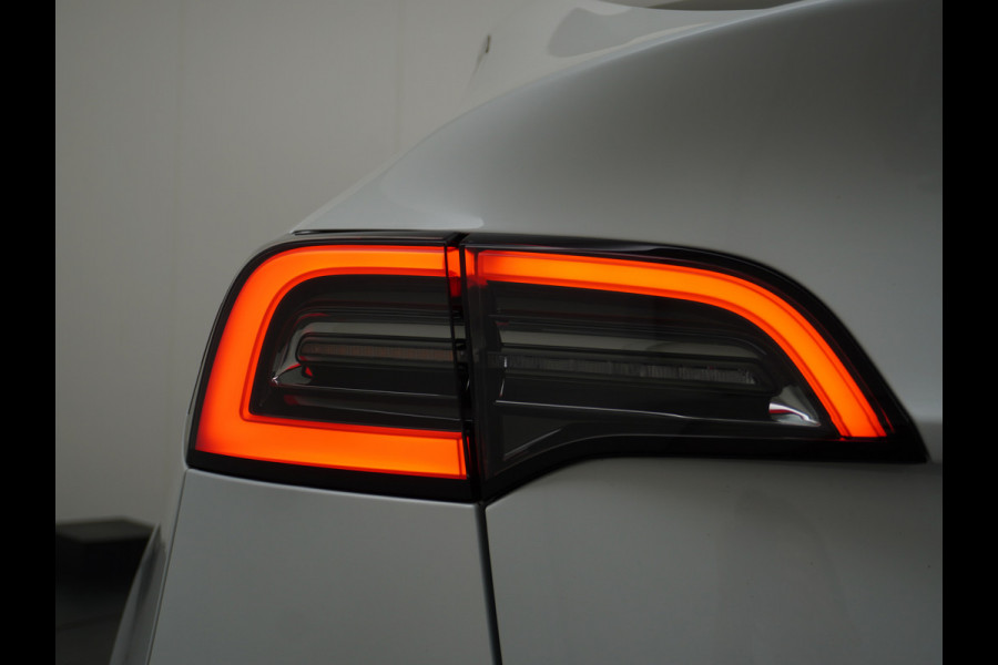 Tesla Model Y Long Range 514PK AWD 75kWh Trekhaak-1600KG Warmtepomp Full-Self-Driving Computer 3 Leder  19" GSM-Sleutel Stoelverw.- V+A+Stuur+ Keyless PDC-a+v Elek.Achterklep Lmv Led Standkachel 4WD LR 1e Eigenaar, origineel Nederlands Geleverd, Accu-Garantie t/m sept-2031