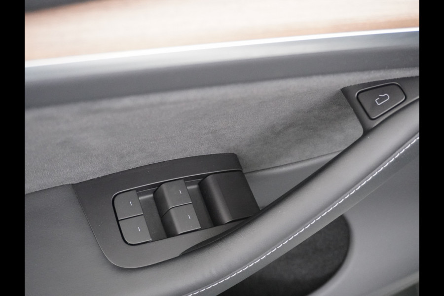 Tesla Model Y Long Range 514PK AWD 75kWh Trekhaak-1600KG Warmtepomp Full-Self-Driving Computer 3 Leder  19" GSM-Sleutel Stoelverw.- V+A+Stuur+ Keyless PDC-a+v Elek.Achterklep Lmv Led Standkachel 4WD LR 1e Eigenaar, origineel Nederlands Geleverd, Accu-Garantie t/m sept-2031