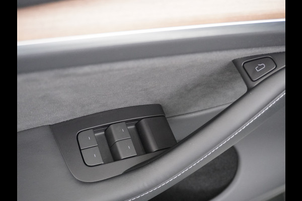 Tesla Model Y Long Range 514PK AWD 75kWh Trekhaak-1600KG Warmtepomp Full-Self-Driving Computer 3 Leder  19" GSM-Sleutel Stoelverw.- V+A+Stuur+ Keyless PDC-a+v Elek.Achterklep Lmv Led Standkachel 4WD LR 1e Eigenaar, origineel Nederlands Geleverd, Accu-Garantie t/m sept-2031