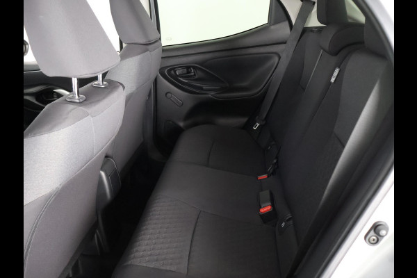 Toyota Yaris 1.5 HYBRIDE AUTOMAAT SILVERLINE BI-TONE CLOUD NAVI. SLECHTS 6.400 KM. GARANTIE TOT 3-2034*