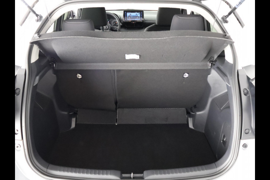 Toyota Yaris 1.5 HYBRIDE AUTOMAAT SILVERLINE BI-TONE CLOUD NAVI. SLECHTS 6.400 KM. GARANTIE TOT 3-2034*