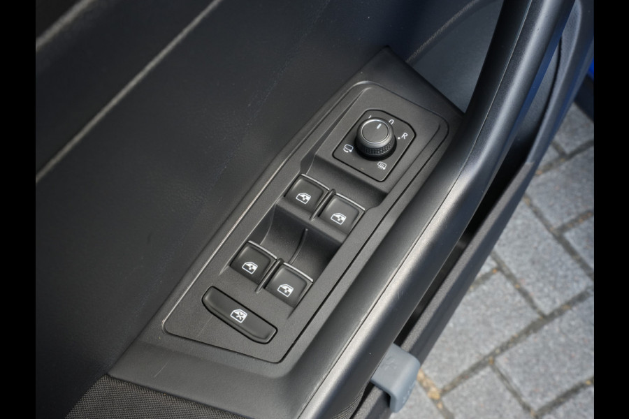Volkswagen T-Roc 1.0 TSI Style | Navigatie | Virtual | DAB | Climate Control | Trekhaak