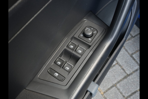 Volkswagen T-Roc 1.0 TSI Style | Navigatie | Virtual | DAB | Climate Control | Trekhaak