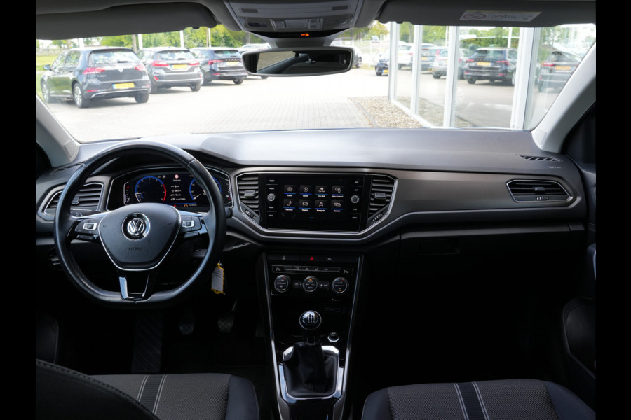 Volkswagen T-Roc 1.0 TSI Style | Navigatie | Virtual | DAB | Climate Control | Trekhaak