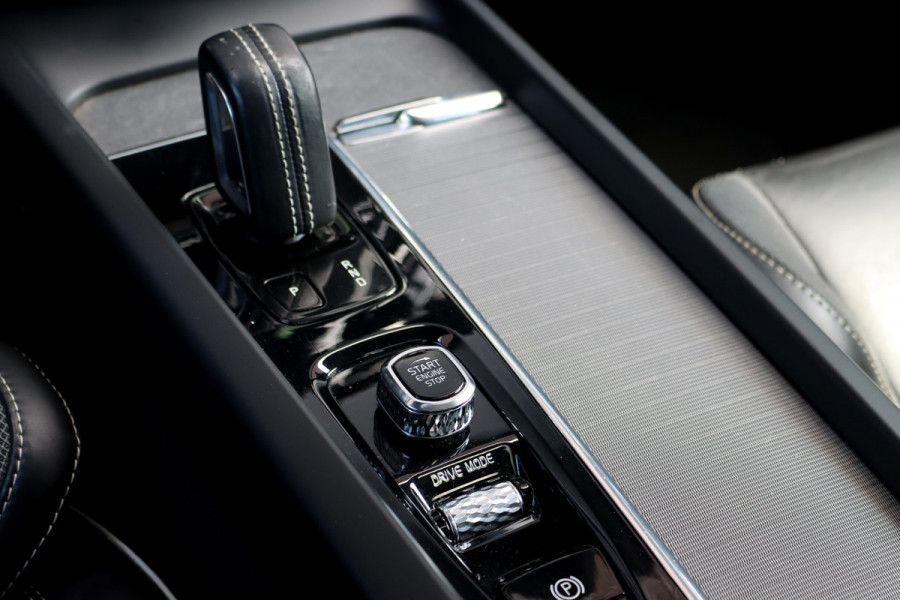 Volvo V60 2.0 B4 R-Design Aut8 | Panoramadak | Camera | Memory | Dodehoekassistent | Leder | Apple-Carplay | DAB | Stoelverwarming |