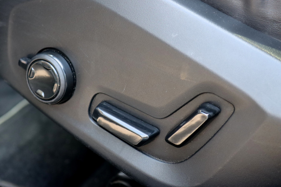 Volvo V60 2.0 B4 R-Design Aut8 | Panoramadak | Camera | Memory | Dodehoekassistent | Leder | Apple-Carplay | DAB | Stoelverwarming |