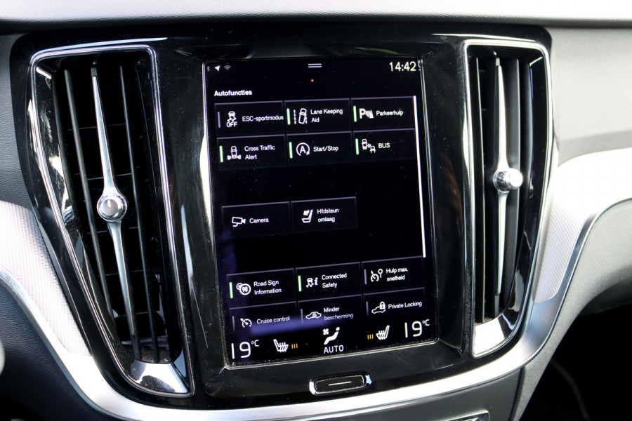 Volvo V60 2.0 B4 R-Design Aut8 | Panoramadak | Camera | Memory | Dodehoekassistent | Leder | Apple-Carplay | DAB | Stoelverwarming |