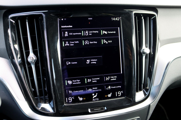 Volvo V60 2.0 B4 R-Design Aut8 | Panoramadak | Camera | Memory | Dodehoekassistent | Leder | Apple-Carplay | DAB | Stoelverwarming |