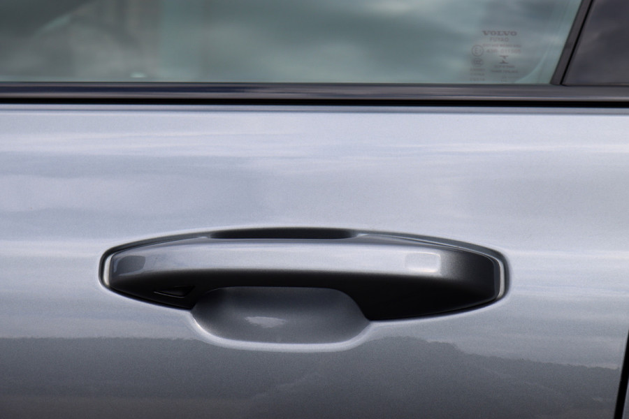 Volvo V60 2.0 B4 R-Design Aut8 | Panoramadak | Camera | Memory | Dodehoekassistent | Leder | Apple-Carplay | DAB | Stoelverwarming |