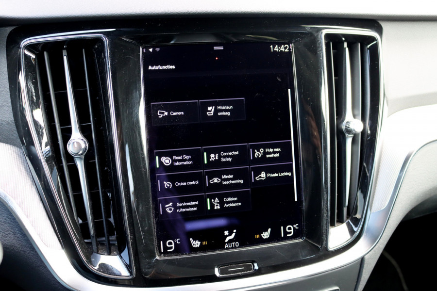 Volvo V60 2.0 B4 R-Design Aut8 | Panoramadak | Camera | Memory | Dodehoekassistent | Leder | Apple-Carplay | DAB | Stoelverwarming |