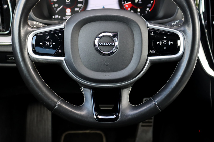Volvo V60 2.0 B4 R-Design Aut8 | Panoramadak | Camera | Memory | Dodehoekassistent | Leder | Apple-Carplay | DAB | Stoelverwarming |