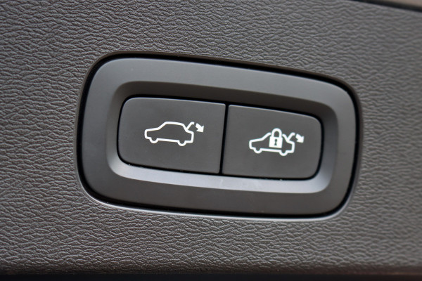 Volvo V60 2.0 B4 R-Design Aut8 | Panoramadak | Camera | Memory | Dodehoekassistent | Leder | Apple-Carplay | DAB | Stoelverwarming |