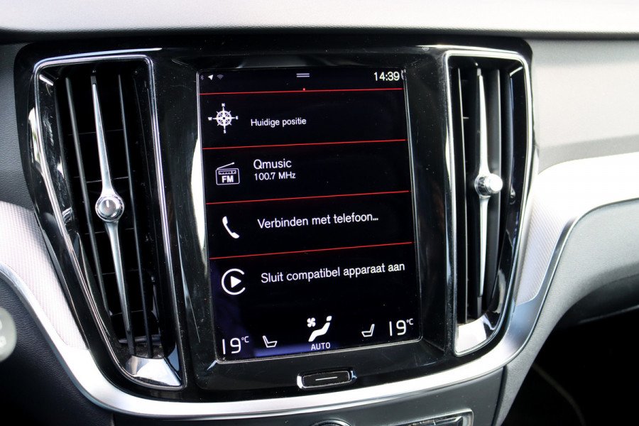 Volvo V60 2.0 B4 R-Design Aut8 | Panoramadak | Camera | Memory | Dodehoekassistent | Leder | Apple-Carplay | DAB | Stoelverwarming |