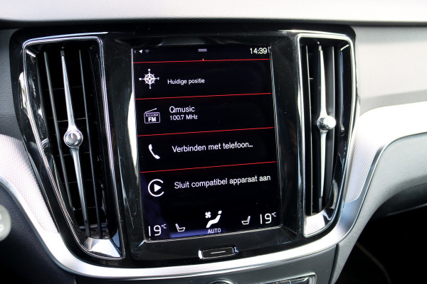 Volvo V60 2.0 B4 R-Design Aut8 | Panoramadak | Camera | Memory | Dodehoekassistent | Leder | Apple-Carplay | DAB | Stoelverwarming |