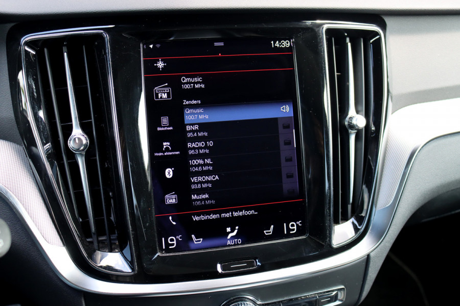 Volvo V60 2.0 B4 R-Design Aut8 | Panoramadak | Camera | Memory | Dodehoekassistent | Leder | Apple-Carplay | DAB | Stoelverwarming |