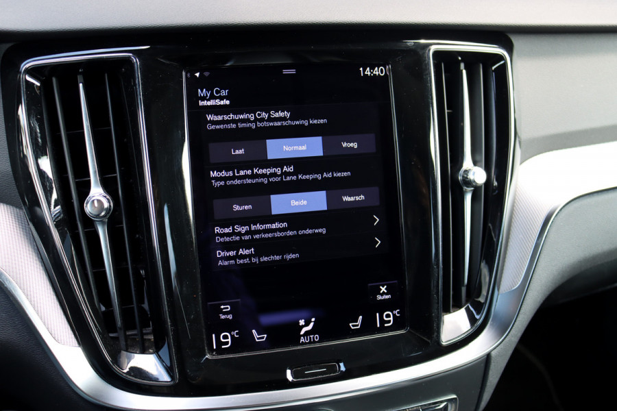 Volvo V60 2.0 B4 R-Design Aut8 | Panoramadak | Camera | Memory | Dodehoekassistent | Leder | Apple-Carplay | DAB | Stoelverwarming |