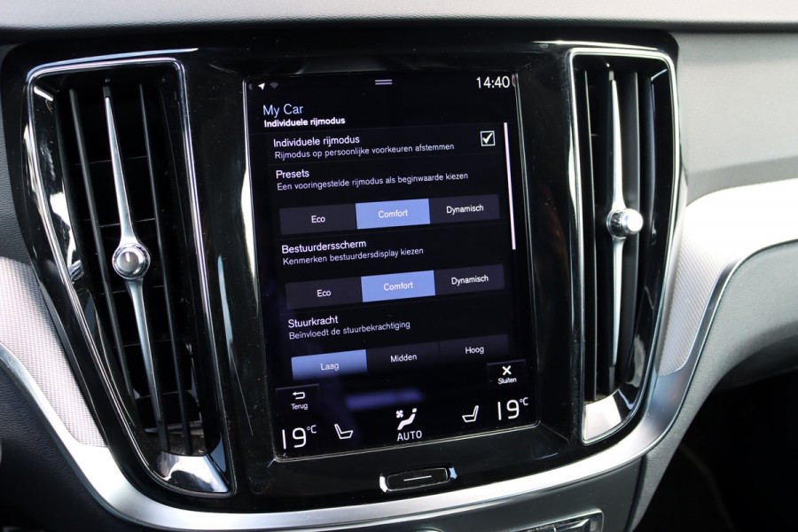 Volvo V60 2.0 B4 R-Design Aut8 | Panoramadak | Camera | Memory | Dodehoekassistent | Leder | Apple-Carplay | DAB | Stoelverwarming |