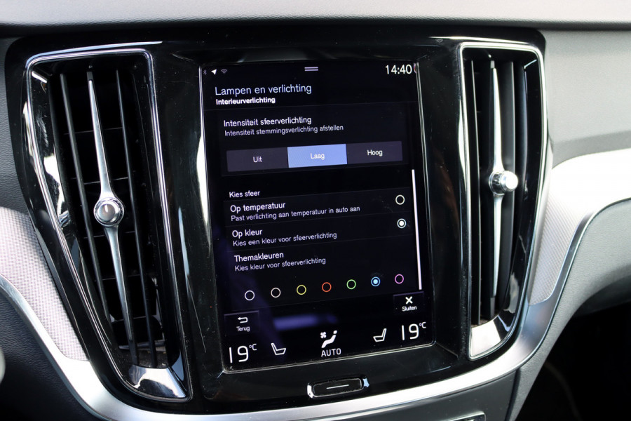 Volvo V60 2.0 B4 R-Design Aut8 | Panoramadak | Camera | Memory | Dodehoekassistent | Leder | Apple-Carplay | DAB | Stoelverwarming |