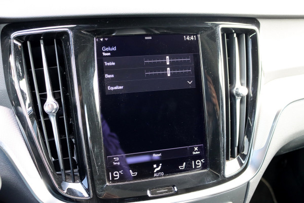 Volvo V60 2.0 B4 R-Design Aut8 | Panoramadak | Camera | Memory | Dodehoekassistent | Leder | Apple-Carplay | DAB | Stoelverwarming |