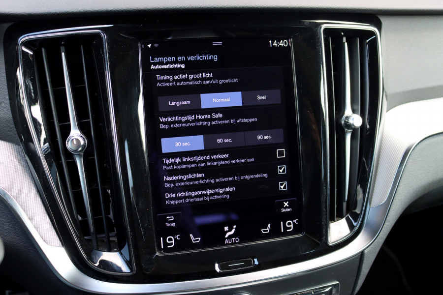 Volvo V60 2.0 B4 R-Design Aut8 | Panoramadak | Camera | Memory | Dodehoekassistent | Leder | Apple-Carplay | DAB | Stoelverwarming |