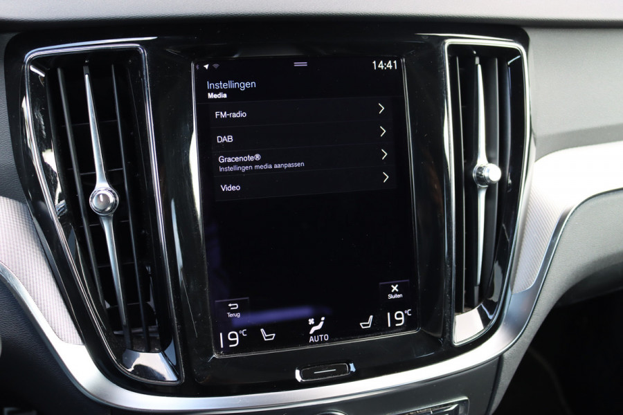 Volvo V60 2.0 B4 R-Design Aut8 | Panoramadak | Camera | Memory | Dodehoekassistent | Leder | Apple-Carplay | DAB | Stoelverwarming |