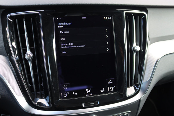 Volvo V60 2.0 B4 R-Design Aut8 | Panoramadak | Camera | Memory | Dodehoekassistent | Leder | Apple-Carplay | DAB | Stoelverwarming |