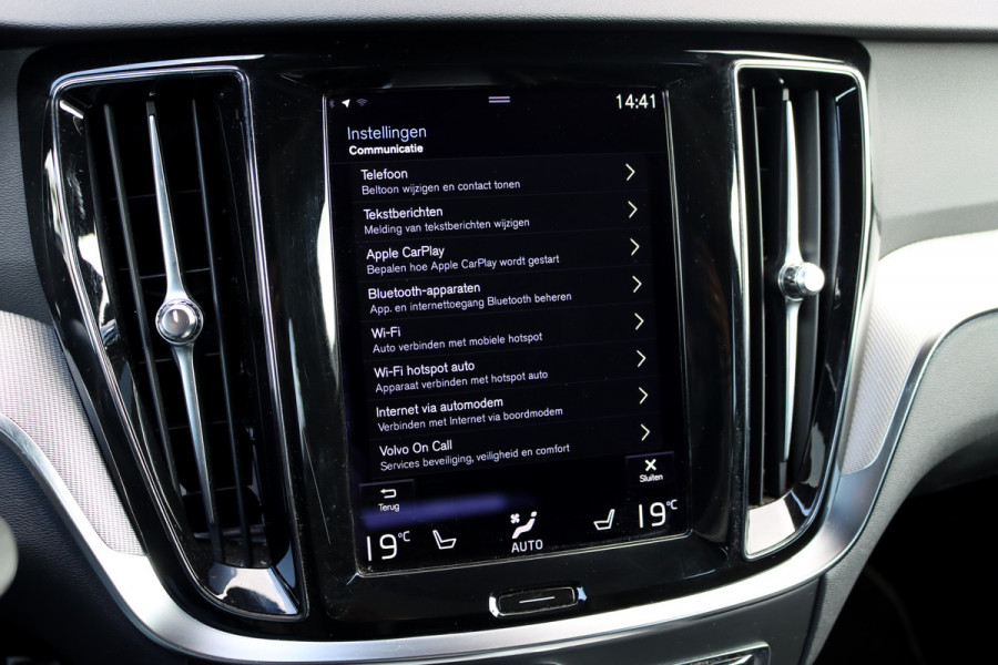Volvo V60 2.0 B4 R-Design Aut8 | Panoramadak | Camera | Memory | Dodehoekassistent | Leder | Apple-Carplay | DAB | Stoelverwarming |
