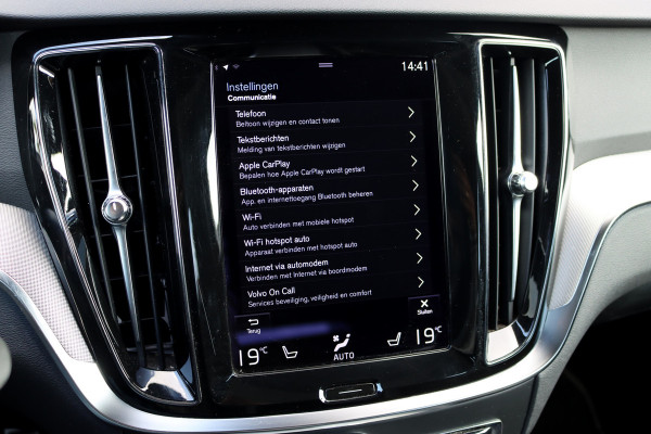 Volvo V60 2.0 B4 R-Design Aut8 | Panoramadak | Camera | Memory | Dodehoekassistent | Leder | Apple-Carplay | DAB | Stoelverwarming |