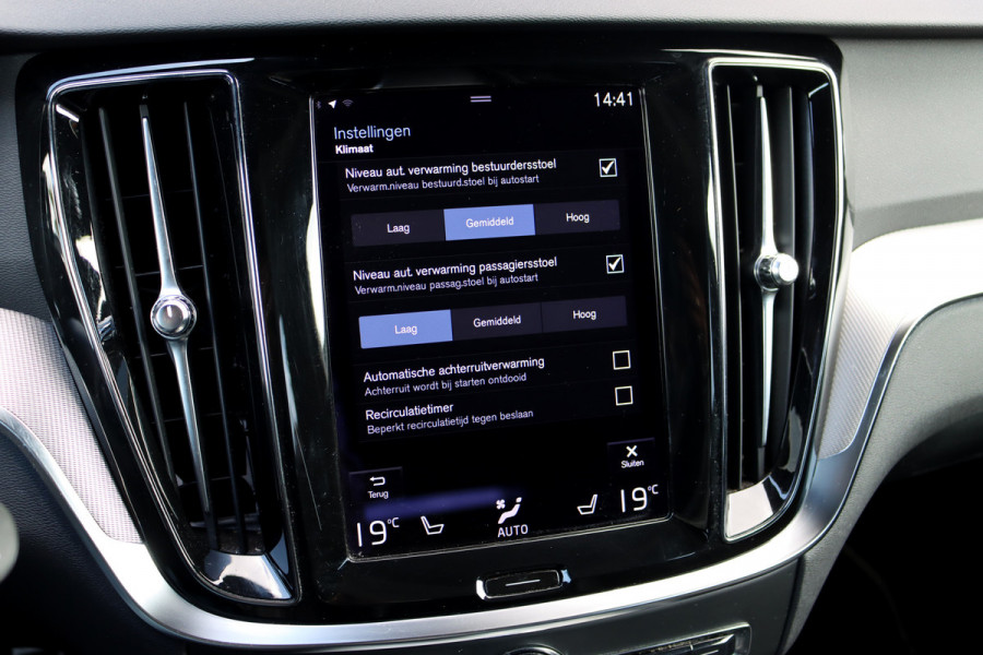Volvo V60 2.0 B4 R-Design Aut8 | Panoramadak | Camera | Memory | Dodehoekassistent | Leder | Apple-Carplay | DAB | Stoelverwarming |