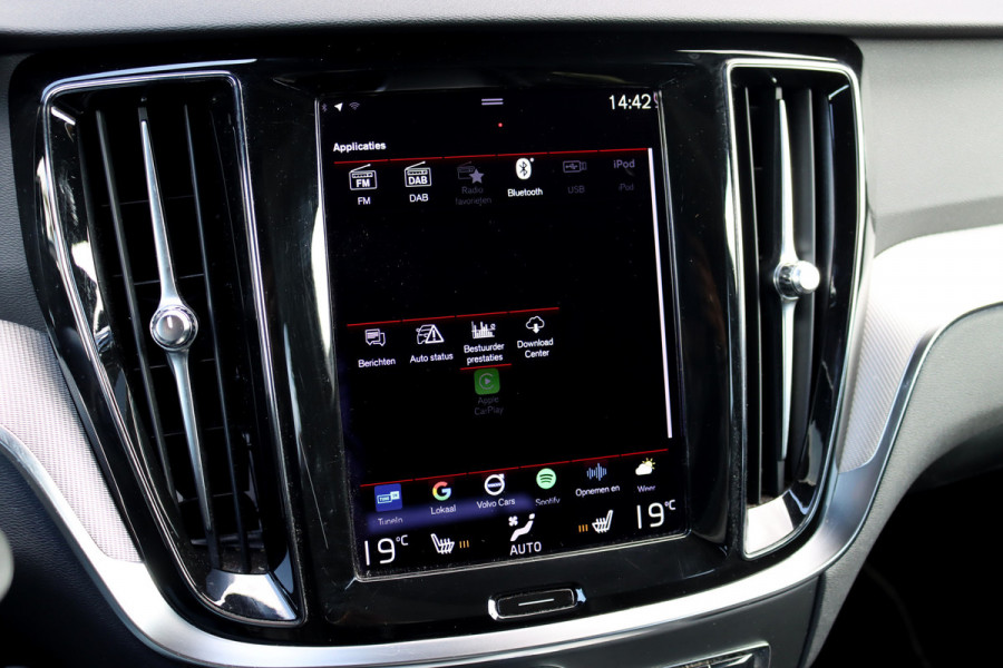 Volvo V60 2.0 B4 R-Design Aut8 | Panoramadak | Camera | Memory | Dodehoekassistent | Leder | Apple-Carplay | DAB | Stoelverwarming |