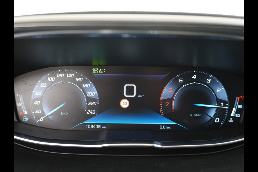 Peugeot 5008 T131PK 7-Pers Apple Carplay Android Adap.Cruise Navi Camera Trekhaak Led Elek.Achterklep Ecc Pdc DAB+ Pack Drive Assist Plus Dodehoek detectie Lane Assist Keyless Lmv 19" Verkeersbordlezer Privacy Glas Blue Premium 100% Dealeronderhouden! EURO6 Laatste beurt gehad bij 98.204km/13/1/2025!