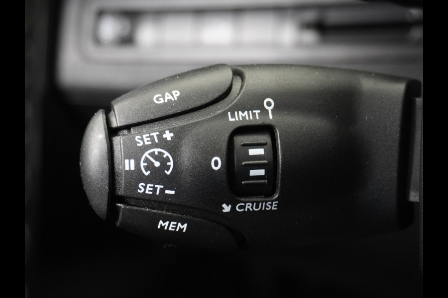 Peugeot 5008 T131PK 7-Pers Apple Carplay Android Adap.Cruise Navi Camera Trekhaak Led Elek.Achterklep Ecc Pdc DAB+ Pack Drive Assist Plus Dodehoek detectie Lane Assist Keyless Lmv 19" Verkeersbordlezer Privacy Glas Blue Premium 100% Dealeronderhouden! EURO6 Laatste beurt gehad bij 98.204km/13/1/2025!