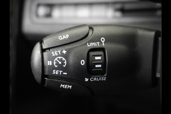 Peugeot 5008 T131PK 7-Pers Apple Carplay Android Adap.Cruise Navi Camera Trekhaak Led Elek.Achterklep Ecc Pdc DAB+ Pack Drive Assist Plus Dodehoek detectie Lane Assist Keyless Lmv 19" Verkeersbordlezer Privacy Glas Blue Premium 100% Dealeronderhouden! EURO6 Laatste beurt gehad bij 98.204km/13/1/2025!