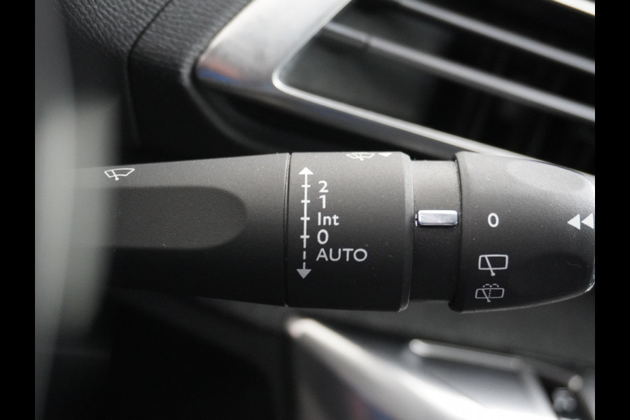 Peugeot 5008 T131PK 7-Pers Apple Carplay Android Adap.Cruise Navi Camera Trekhaak Led Elek.Achterklep Ecc Pdc DAB+ Pack Drive Assist Plus Dodehoek detectie Lane Assist Keyless Lmv 19" Verkeersbordlezer Privacy Glas Blue Premium 100% Dealeronderhouden! EURO6 Laatste beurt gehad bij 98.204km/13/1/2025!