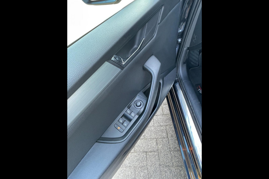 Škoda Superb Combi 1.6 TDI Ambition Business | panoramadak |