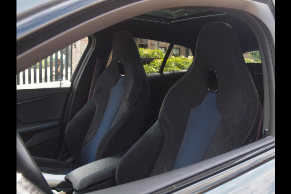 BMW 1-serie 120i Business Edition | Panoramadak | Camera | Apple Carplay | M-pakket | Schaalstoelen |