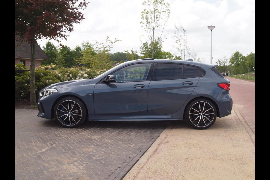 BMW 1-serie 120i Business Edition | Panoramadak | Camera | Apple Carplay | M-pakket | Schaalstoelen |