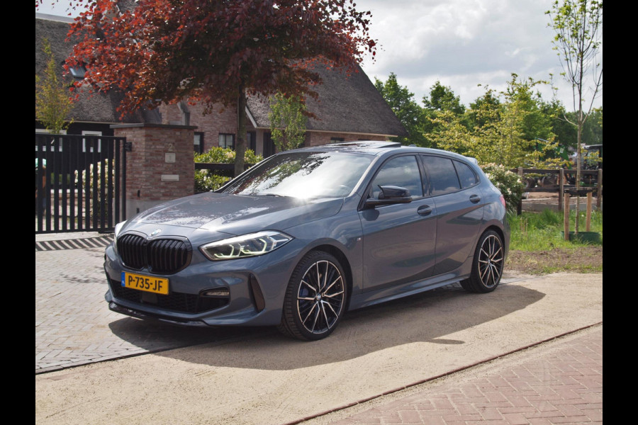 BMW 1-serie 120i Business Edition | Panoramadak | Camera | Apple Carplay | M-pakket | Schaalstoelen |