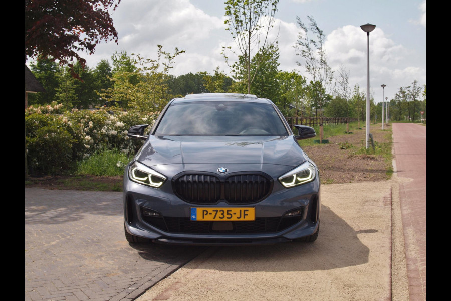 BMW 1-serie 120i Business Edition | Panoramadak | Camera | Apple Carplay | M-pakket | Schaalstoelen |