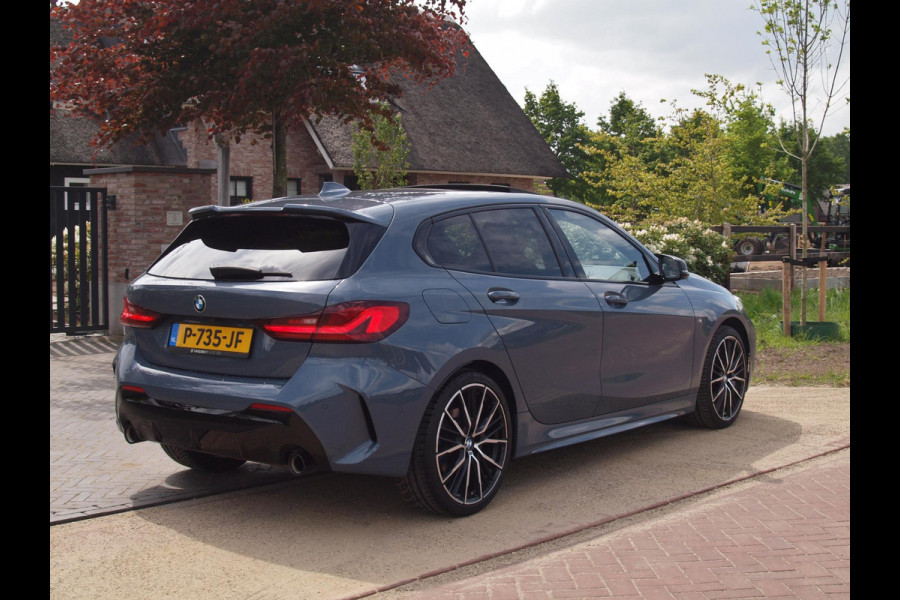 BMW 1-serie 120i Business Edition | Panoramadak | Camera | Apple Carplay | M-pakket | Schaalstoelen |