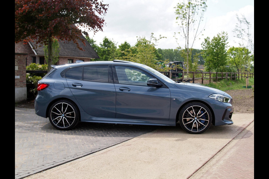 BMW 1-serie 120i Business Edition | Panoramadak | Camera | Apple Carplay | M-pakket | Schaalstoelen |