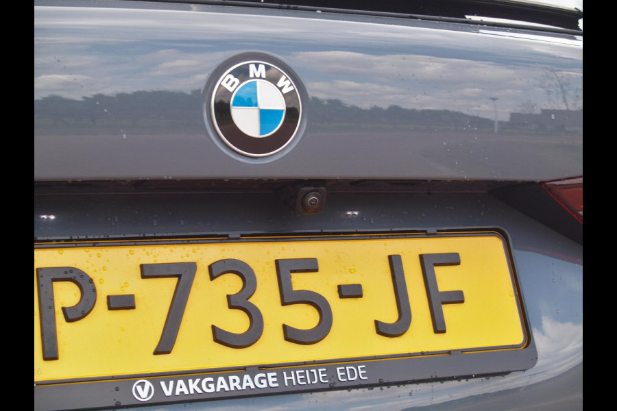 BMW 1-serie 120i Business Edition | Panoramadak | Camera | Apple Carplay | M-pakket | Schaalstoelen |
