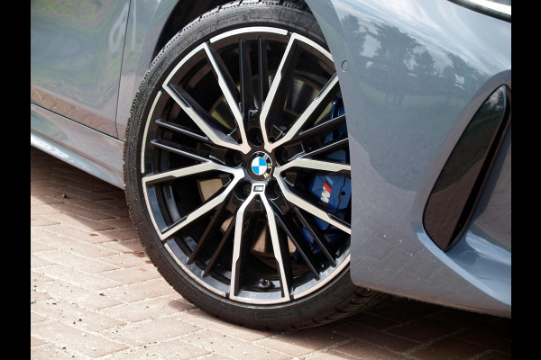 BMW 1-serie 120i Business Edition | Panoramadak | Camera | Apple Carplay | M-pakket | Schaalstoelen |