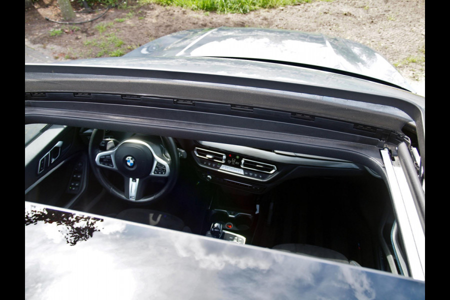BMW 1-serie 120i Business Edition | Panoramadak | Camera | Apple Carplay | M-pakket | Schaalstoelen |