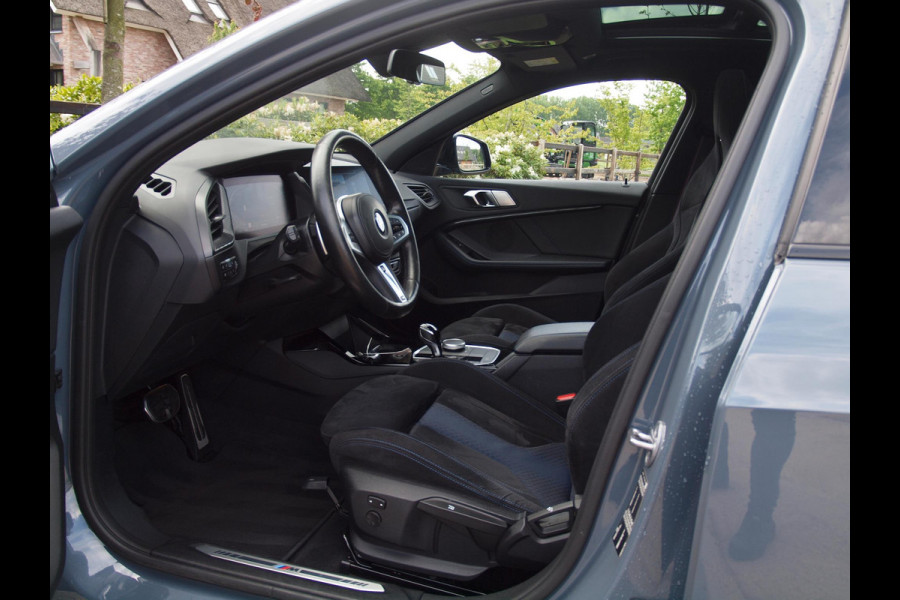 BMW 1-serie 120i Business Edition | Panoramadak | Camera | Apple Carplay | M-pakket | Schaalstoelen |