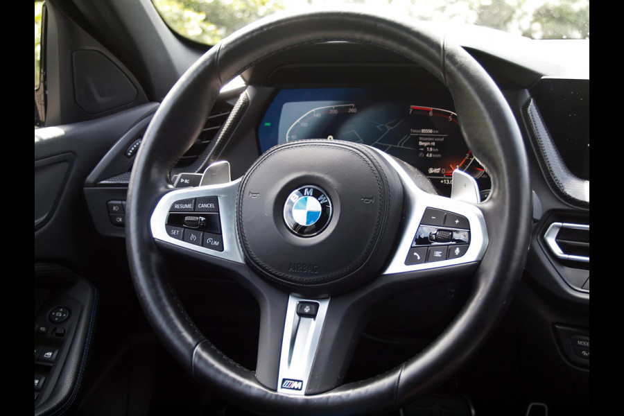 BMW 1-serie 120i Business Edition | Panoramadak | Camera | Apple Carplay | M-pakket | Schaalstoelen |